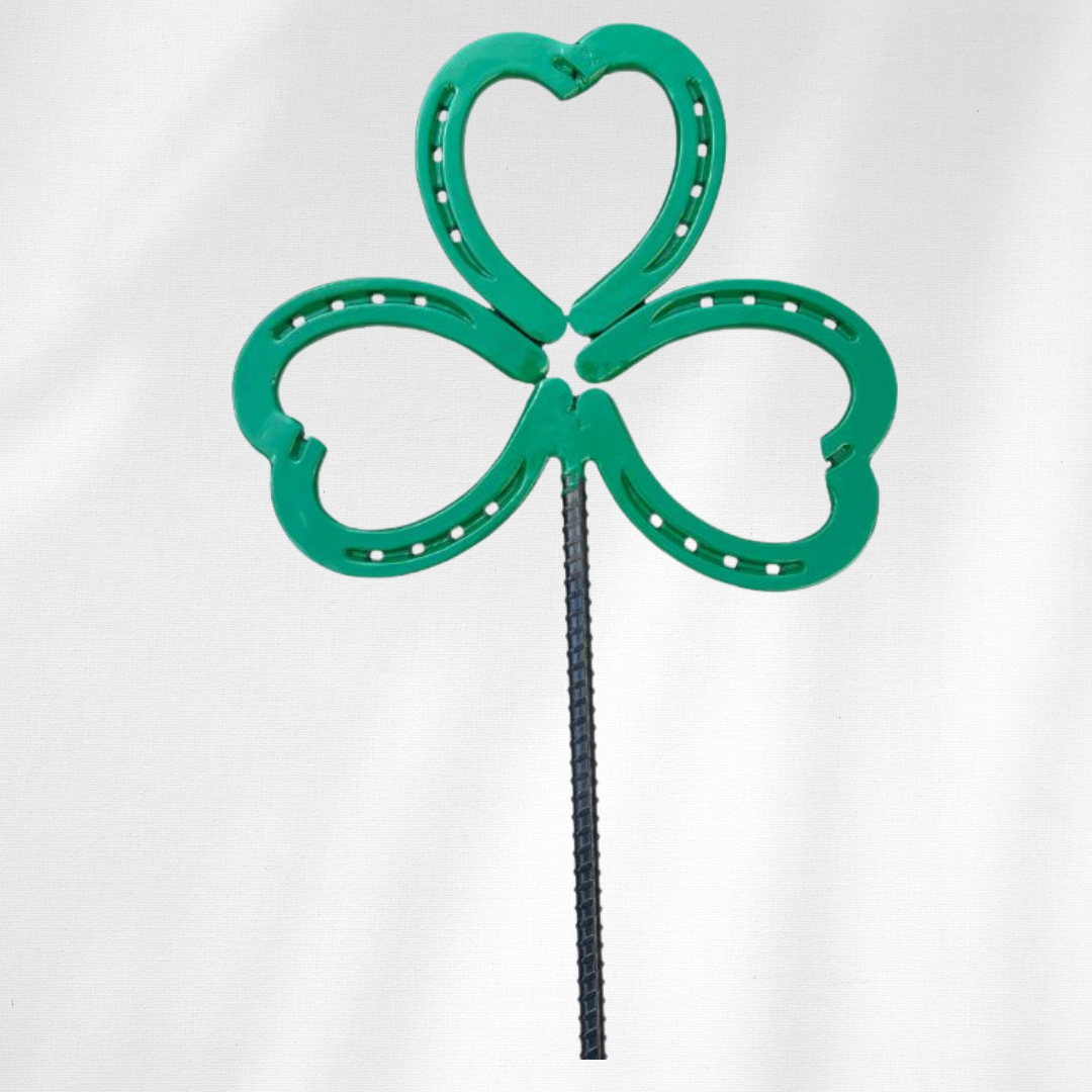 Painted Horseshoe Shamrock Garden Art – Handmade Metal Yard Décor – Green Horseshoe Garden Sculpture – Outdoor Lucky Shamrock Decoration