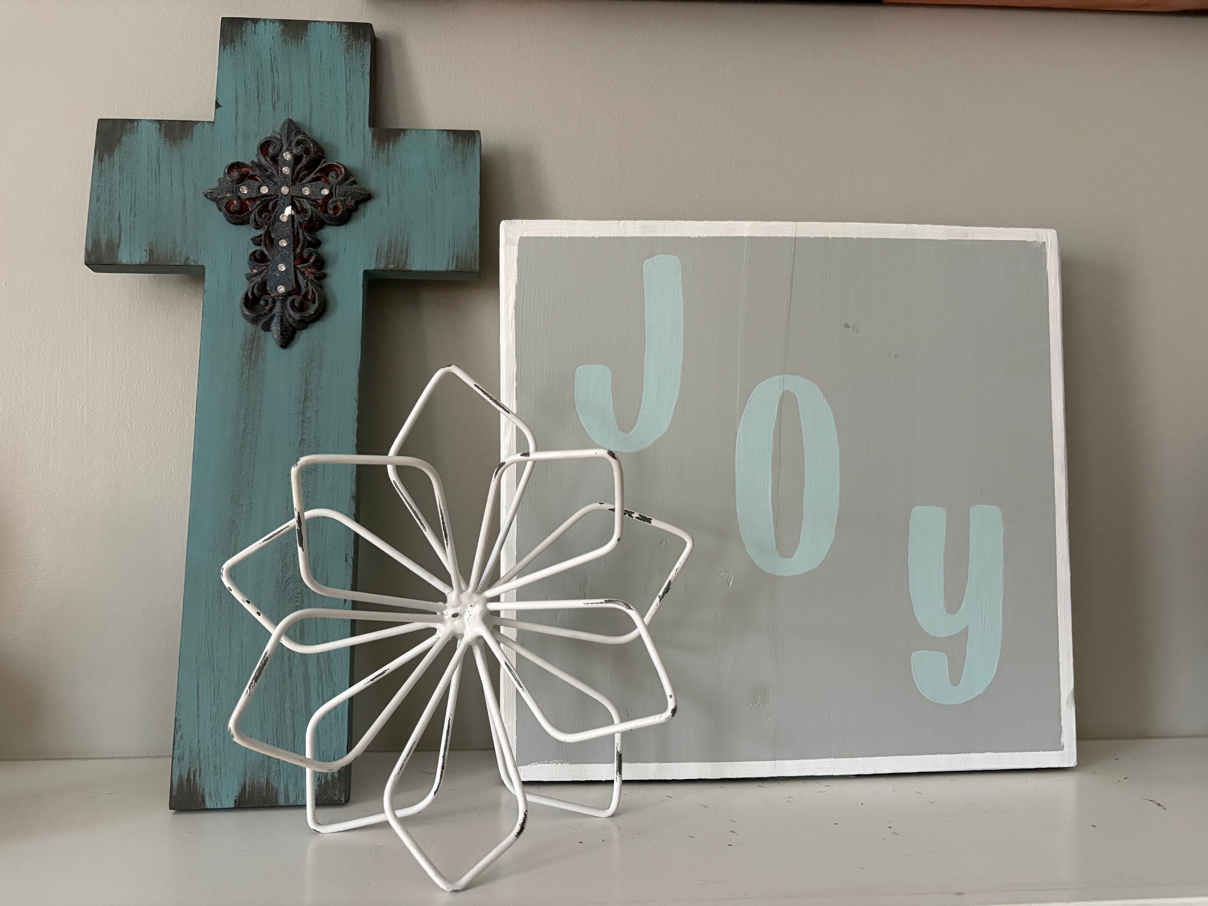 Distressed White Steel Water Lily Sculpture – 3D Handcrafted Metal Flower Art – Artfully Shaped by Hand | Tabletop, Shelf, or Wall-Hanging Décor | Gift for Garden & Flower Lovers