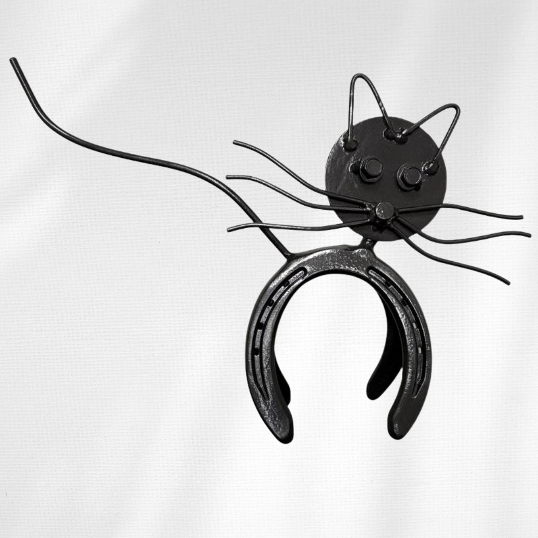 Black Horseshoe Cat Sculpture – Handmade Metal Cat Art – Upcycled Steel Horseshoe Cat Décor – Unique Rustic Farmhouse Home Accent