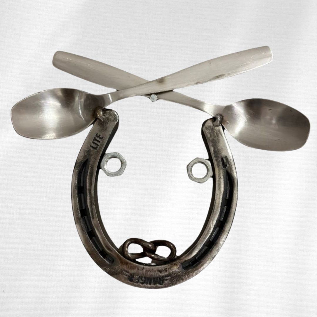 Horseshoe Cow Head Wall Art – Rustic Farmhouse Metal Cow Décor with Spoon Ears, Hardware Eyes & Chain Nostrils