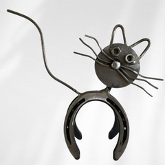 Horseshoe Cat Sculpture – Handmade Metal Cat Art – Upcycled Steel Horseshoe Cat Décor – Unique Rustic Farmhouse Home Accent