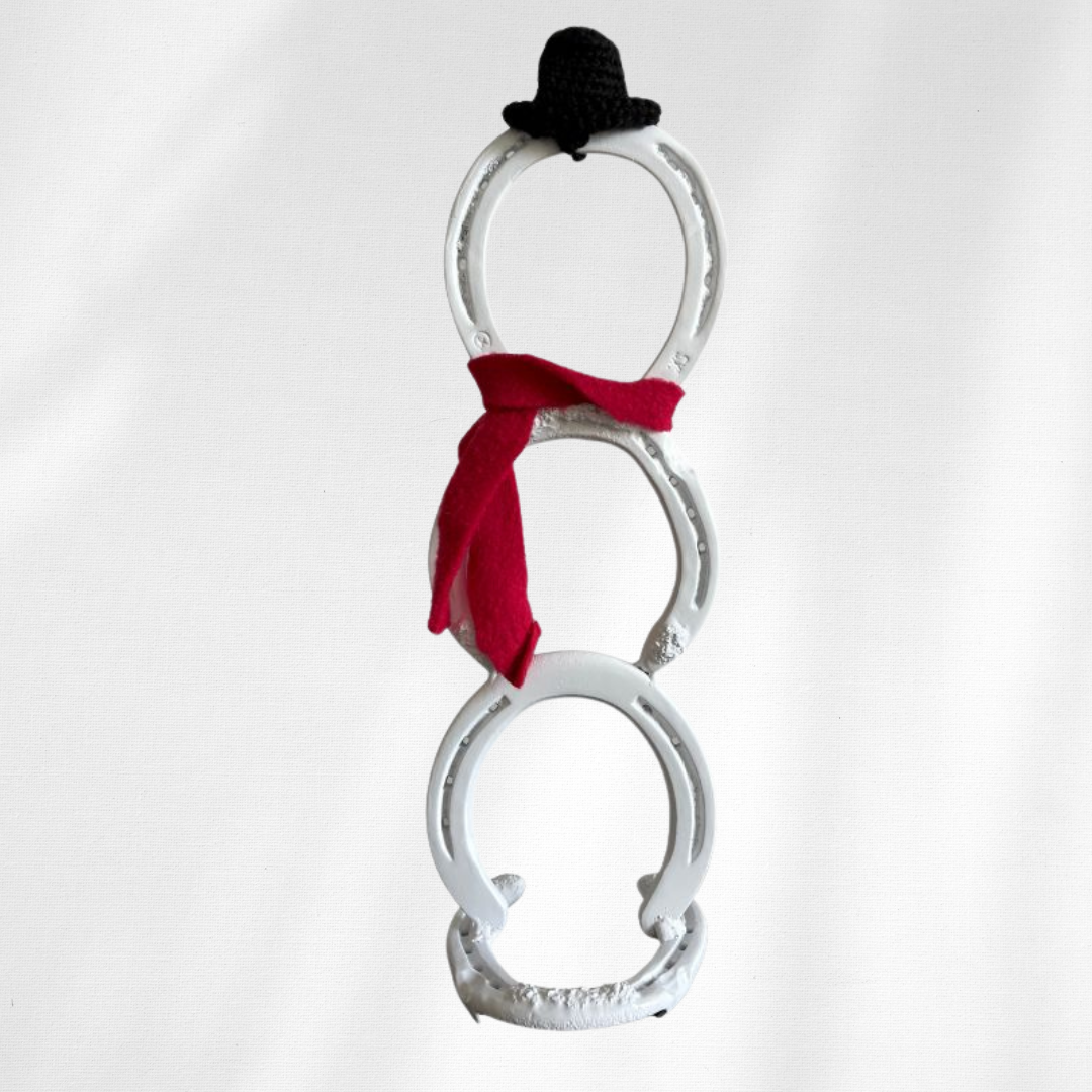Horseshoe Snowman Sculpture – Handmade Metal Snowman Décor with Red Scarf & Crocheted Hat – Upcycled Horseshoe Winter Decoration – Farmhouse Christmas Decor