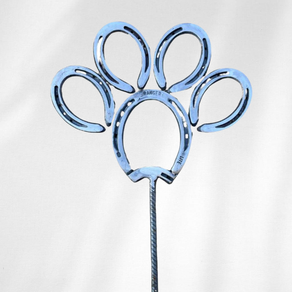 Horseshoe Paw Print Garden Art – Handmade Metal Pet Paw Decor – Pet Paw Yard Stake – Pet Memorial Outdoor Sculpture